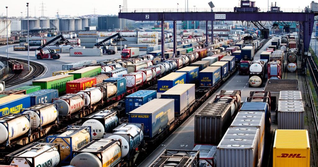 Das Bild zeigt eine Panoramaaufnahme des DUSS-Terminals für den kombinierten Verkehr in Duisburg.