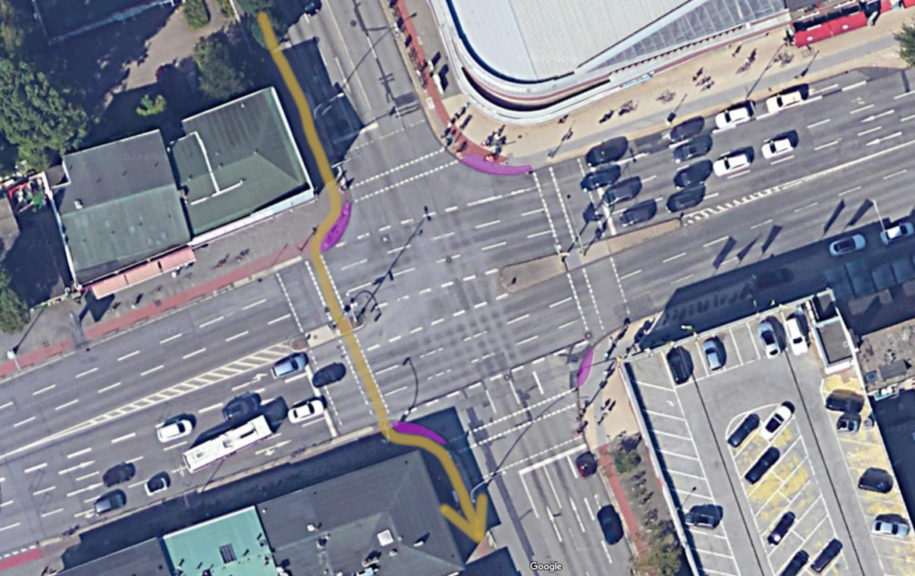 Ein Luftbild von Google-Maps der angesprochenen Kreuzung Brauhausstraße/Wandsbeker Chaussee. Lila hervorgehoben die "Schutzinseln", orange eingezeichnet mein Fahrweg mit dem Rad.